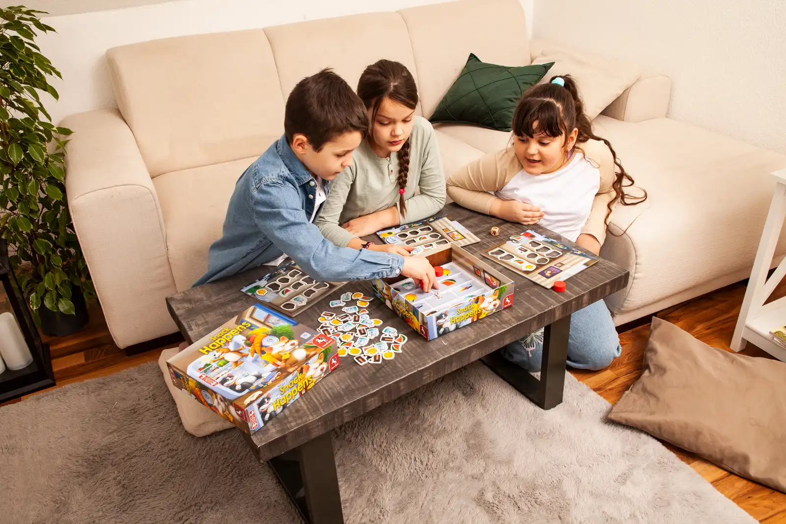 Kinder spielen das Brettspiel Snack Happens