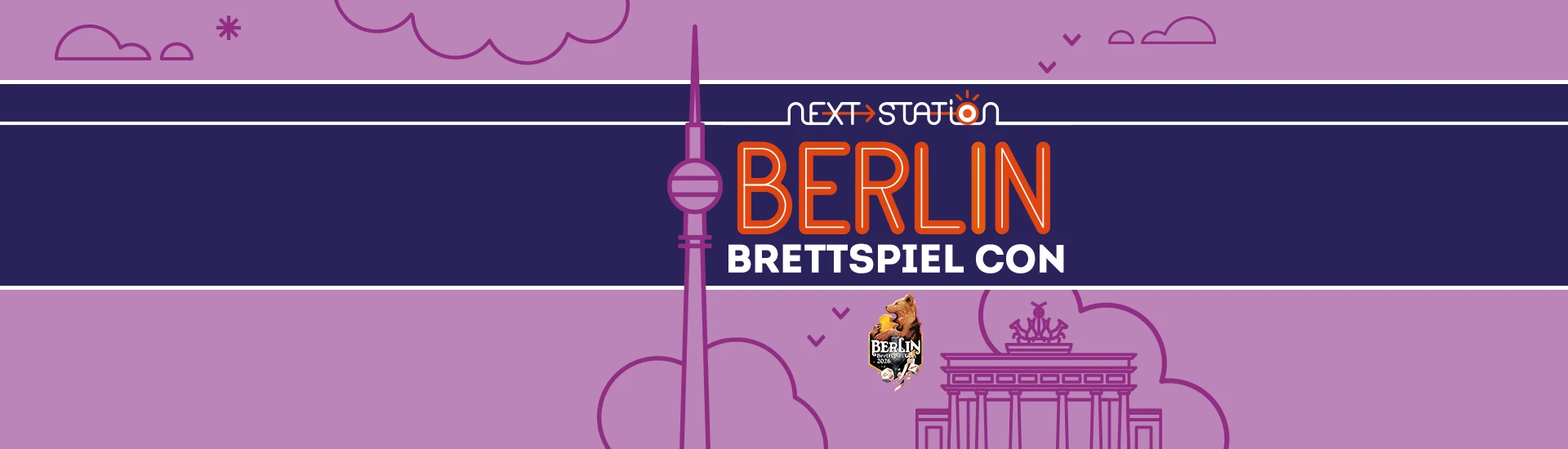 Next Station Berlin Brettspiel Con, 10.7. bis 12.7., Halle 2 Stand D2-01; Rosa Hintergrund mit Illustrationen Berliner Wahrzeichen Fernsehturm und Brandenburger Tor mit blauem, orangenem und weißem Streifen; Logo Berlin Brettspiel Con