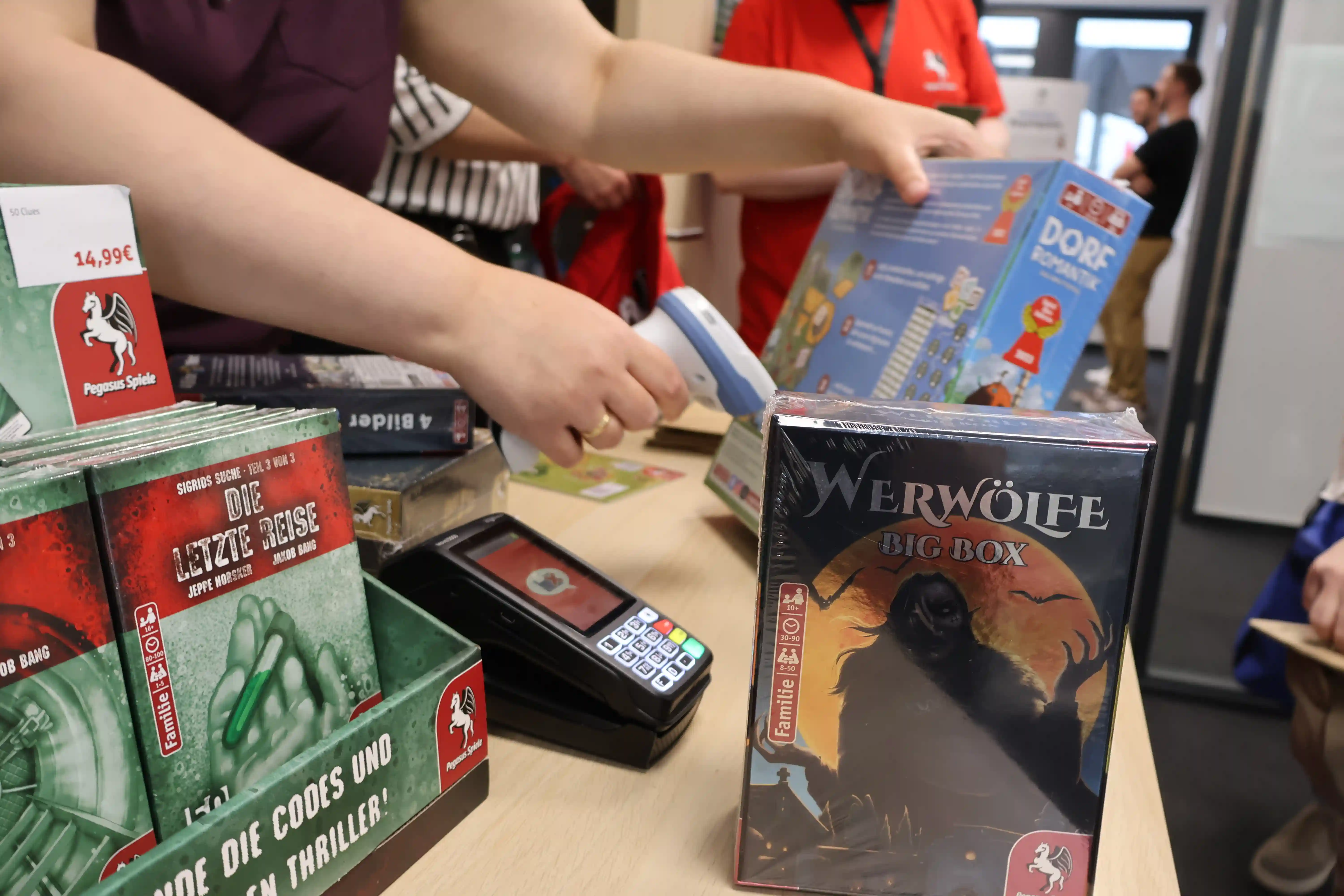 Kassiervorgang im Pegasus Spiele Outlet-Store