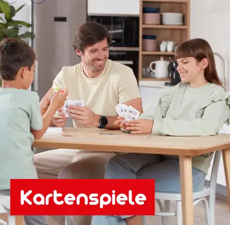 Ein Mann und zwei Kinder spielen das Kartenspiel 1000KM