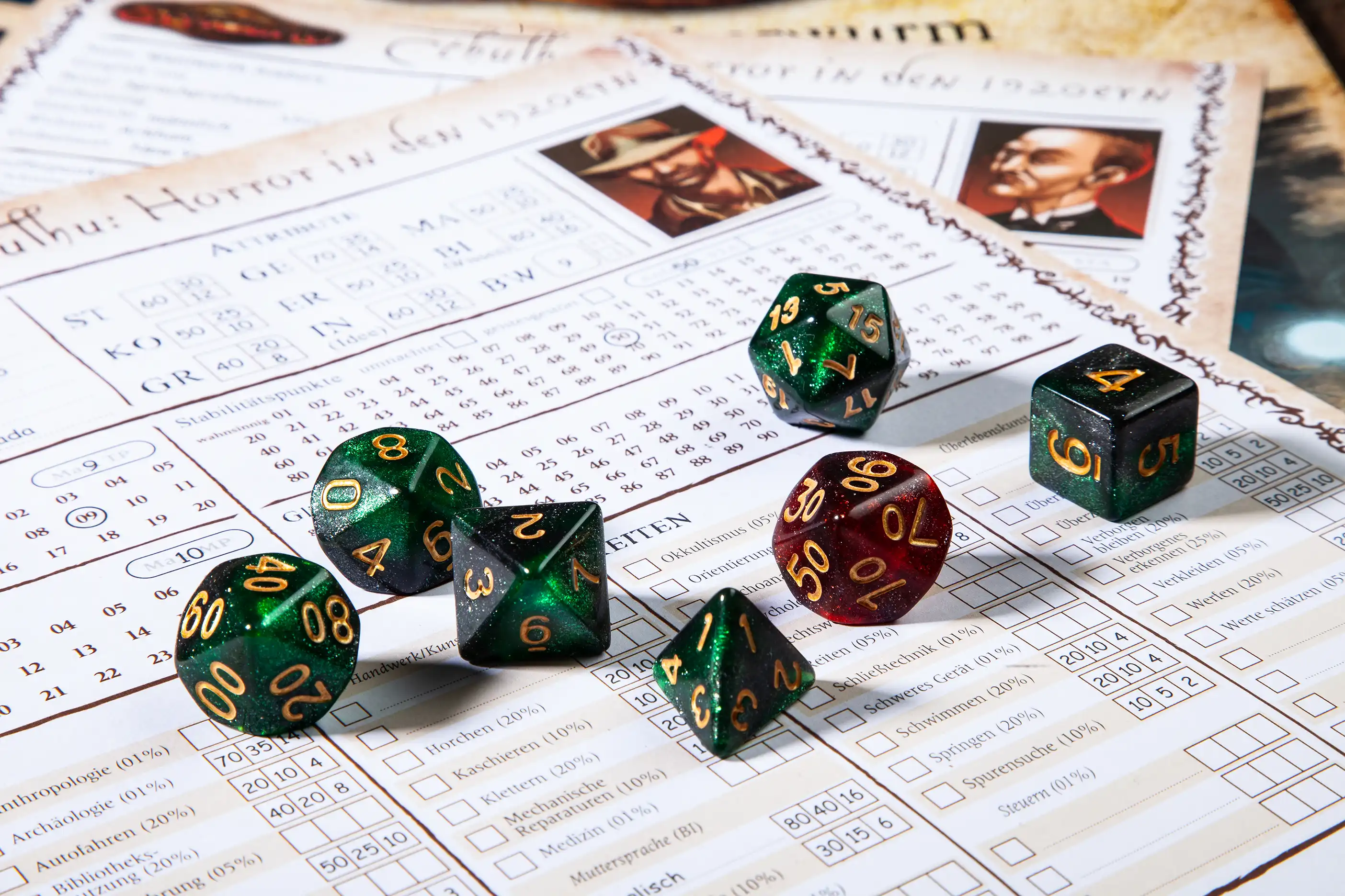 Rollenspielwürfel auf Cthulhu Rollenspiel Charakterbogen