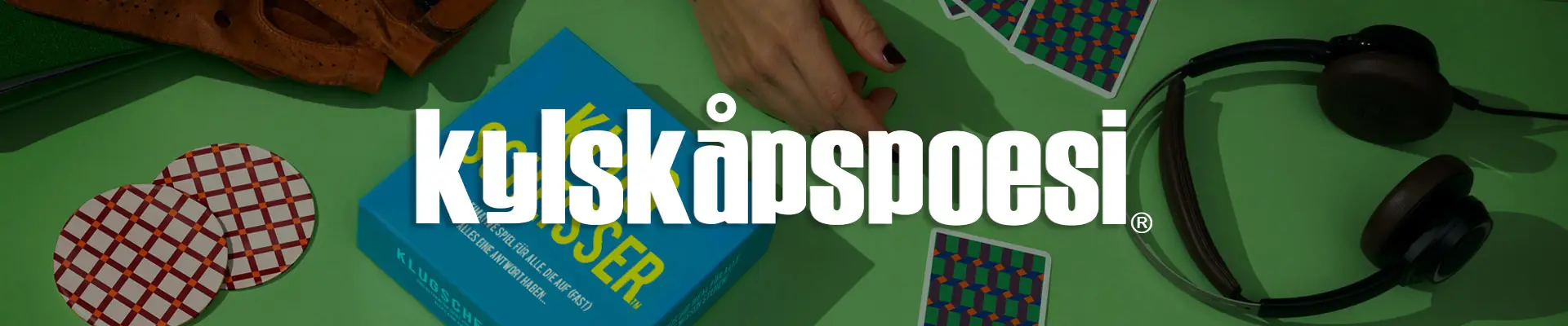 Kylskåpspoesi Logo auf Banner mit Spielen im Hintergrund