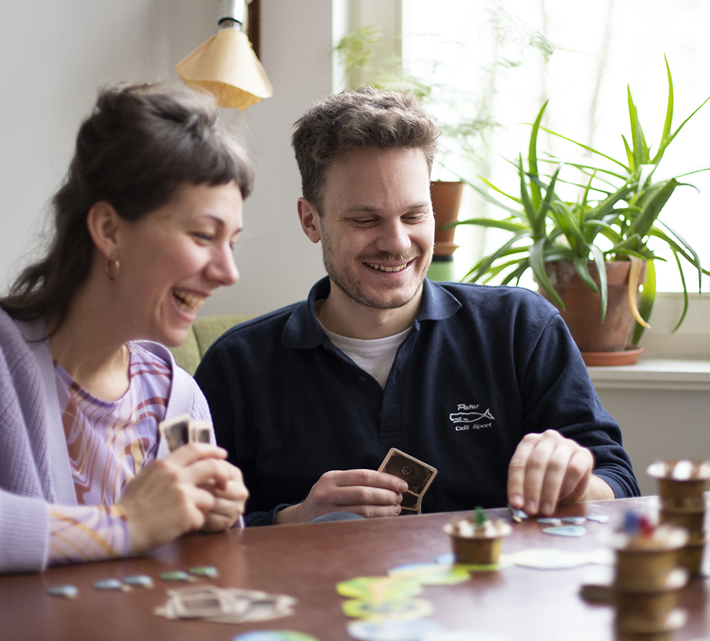 Eine Frau und ein Mann spielen das Brettspiel Die wandelnden Türme