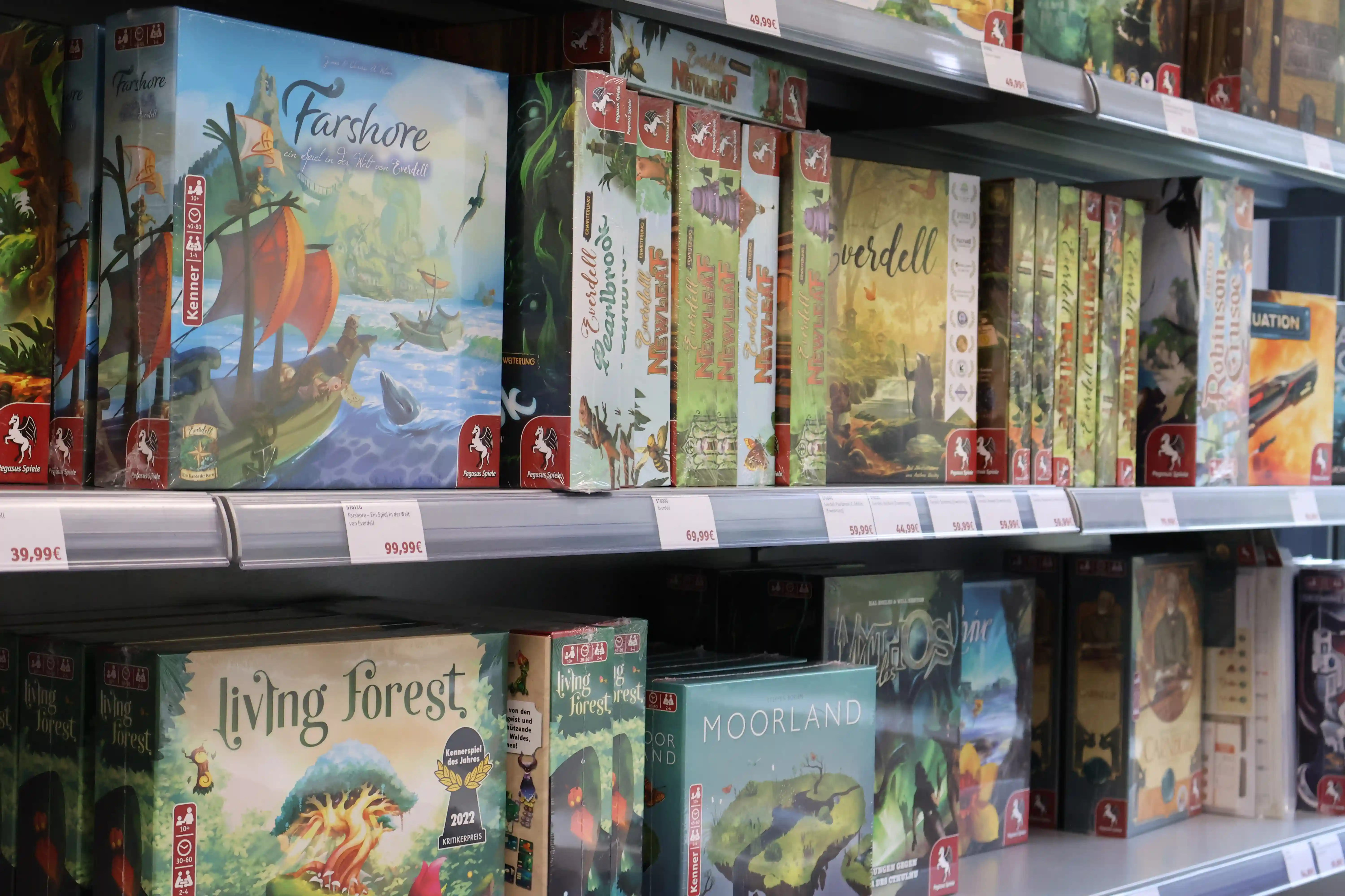Regal mit Kennerspielen im Pegasus Spiele Outlet-Store
