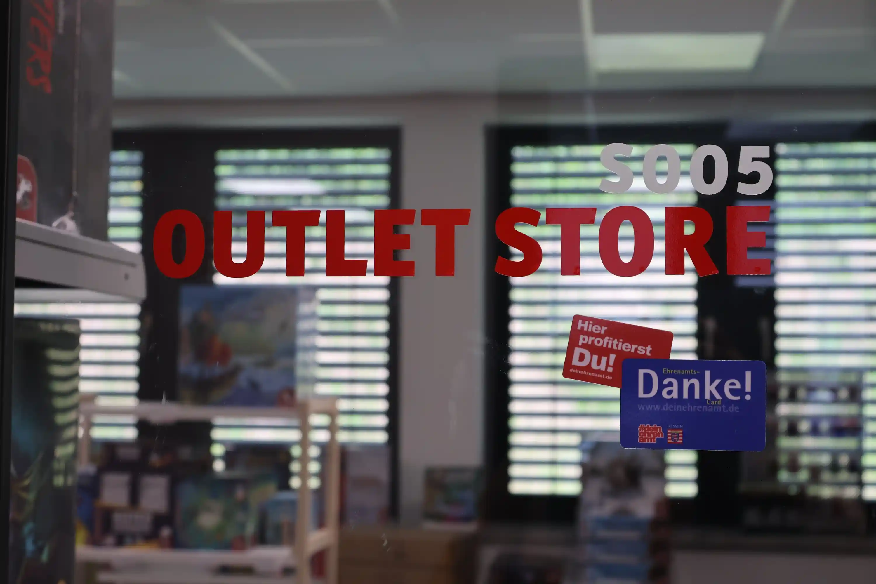 Eingangstür zum Pegasus Spiele Outlet-Store