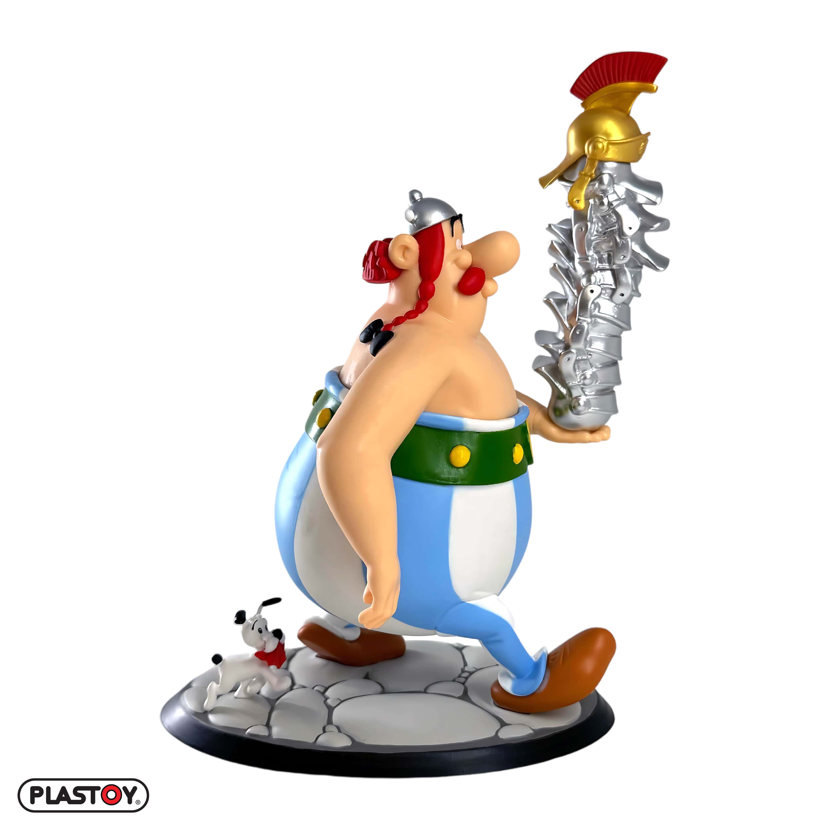 Obelix mit einem Stapel Helme und Idefix