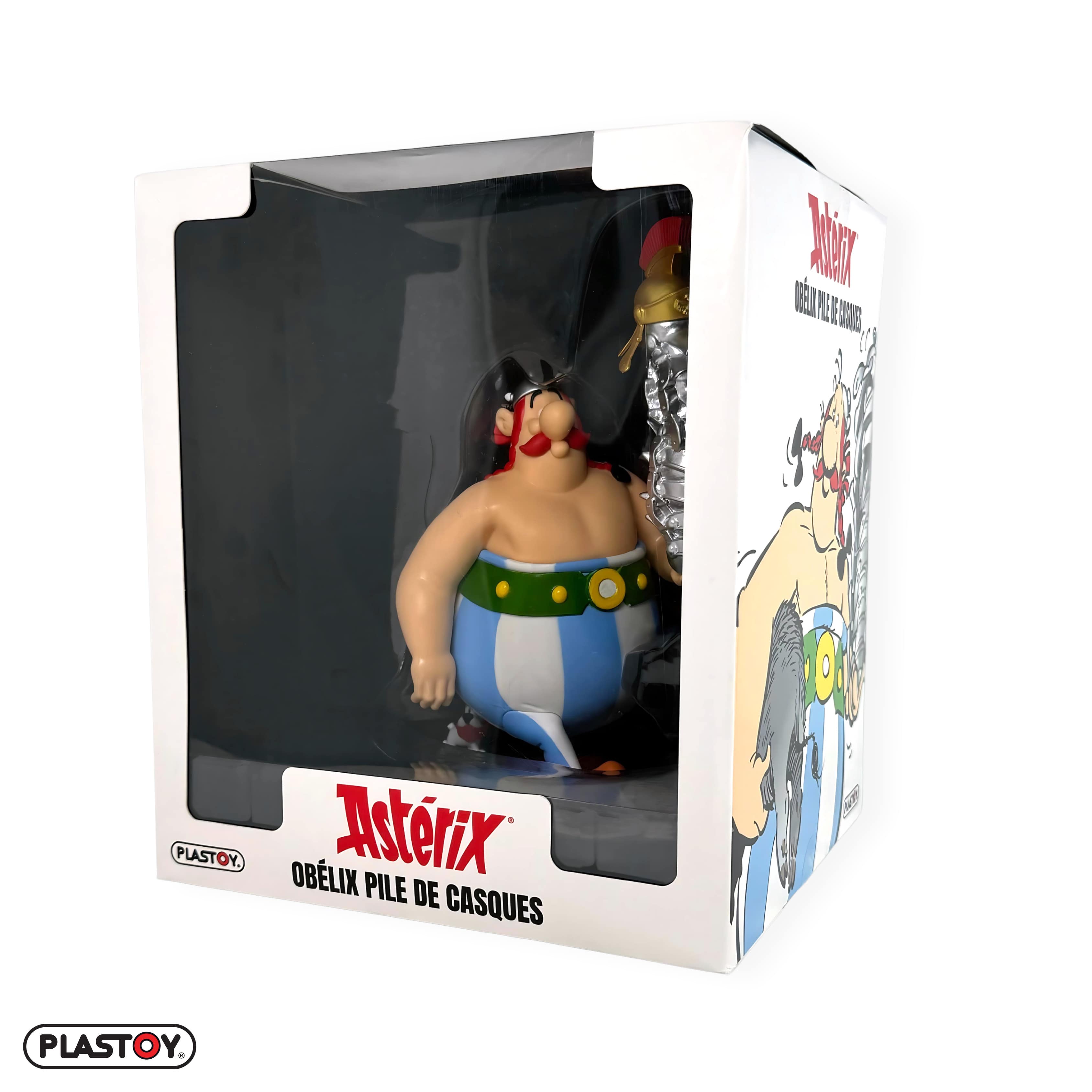 Obelix mit einem Stapel Helme und Idefix