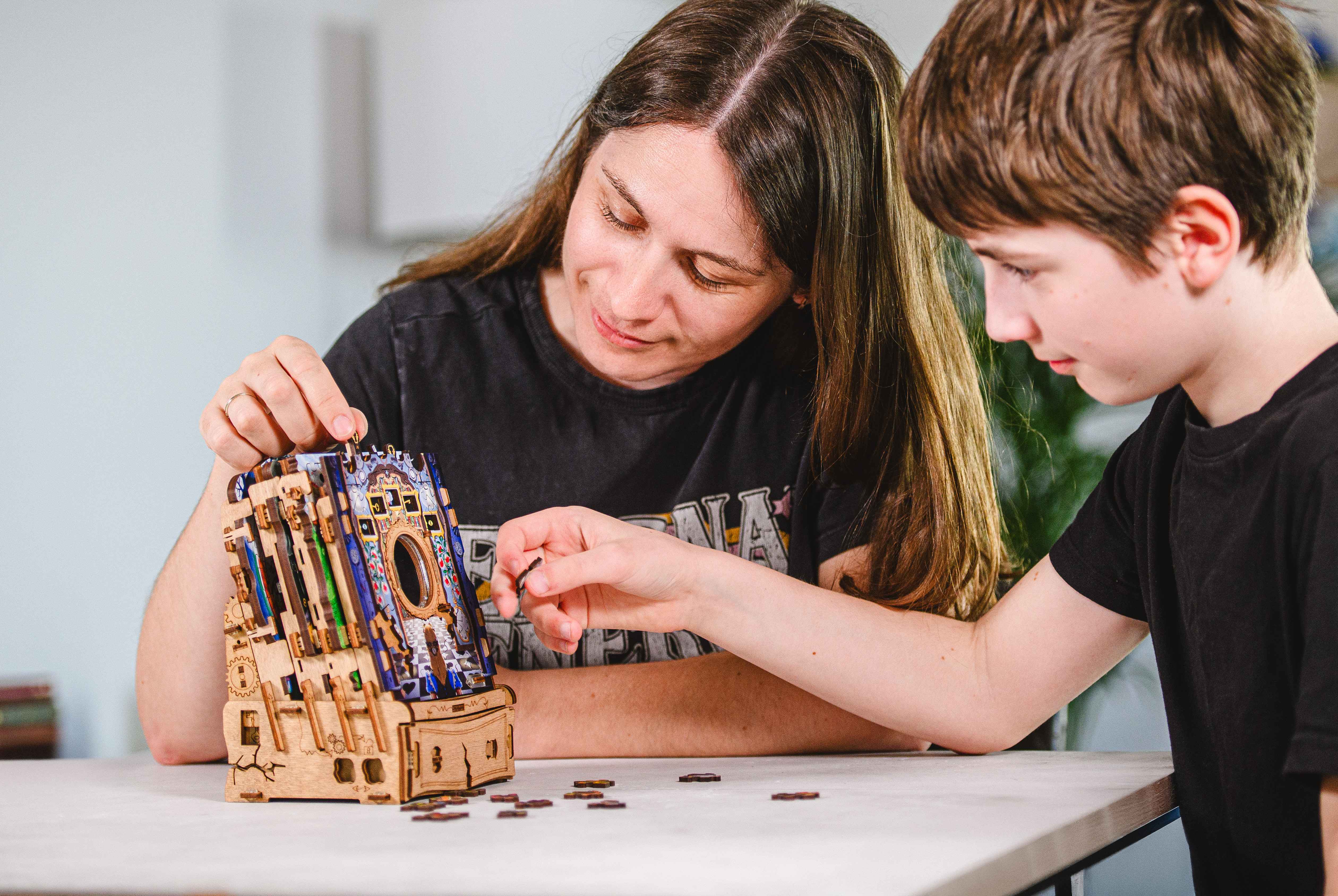 CluePuzzle: The Wonderbox of Alice