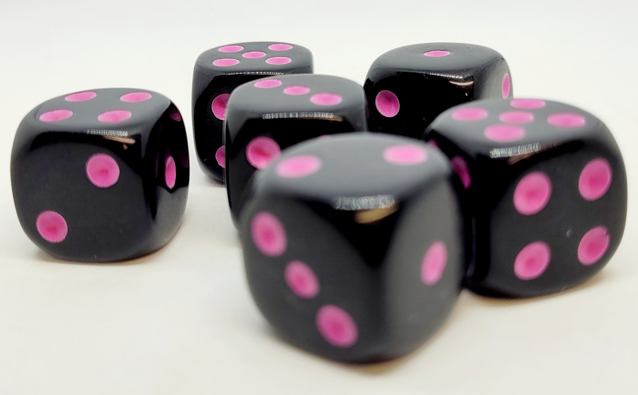 Würfelset D6: Opaque Black/Pink (12)