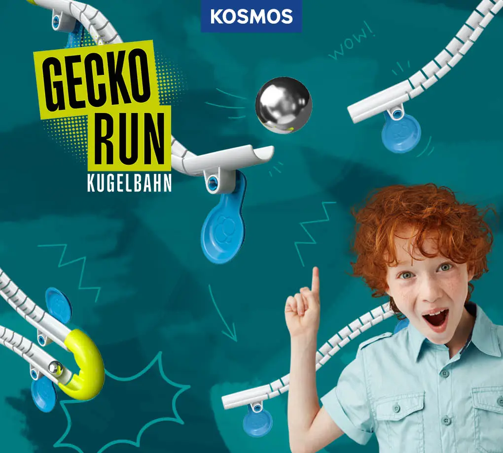 Ein Junge zeigt auf eine Gecko Run Kugelbahn