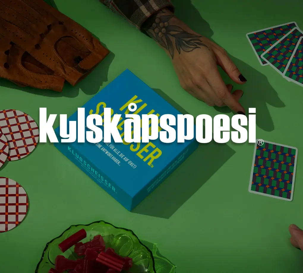 Kylskåpspoesi Logo auf Banner mit Spielen im Hintergrund
