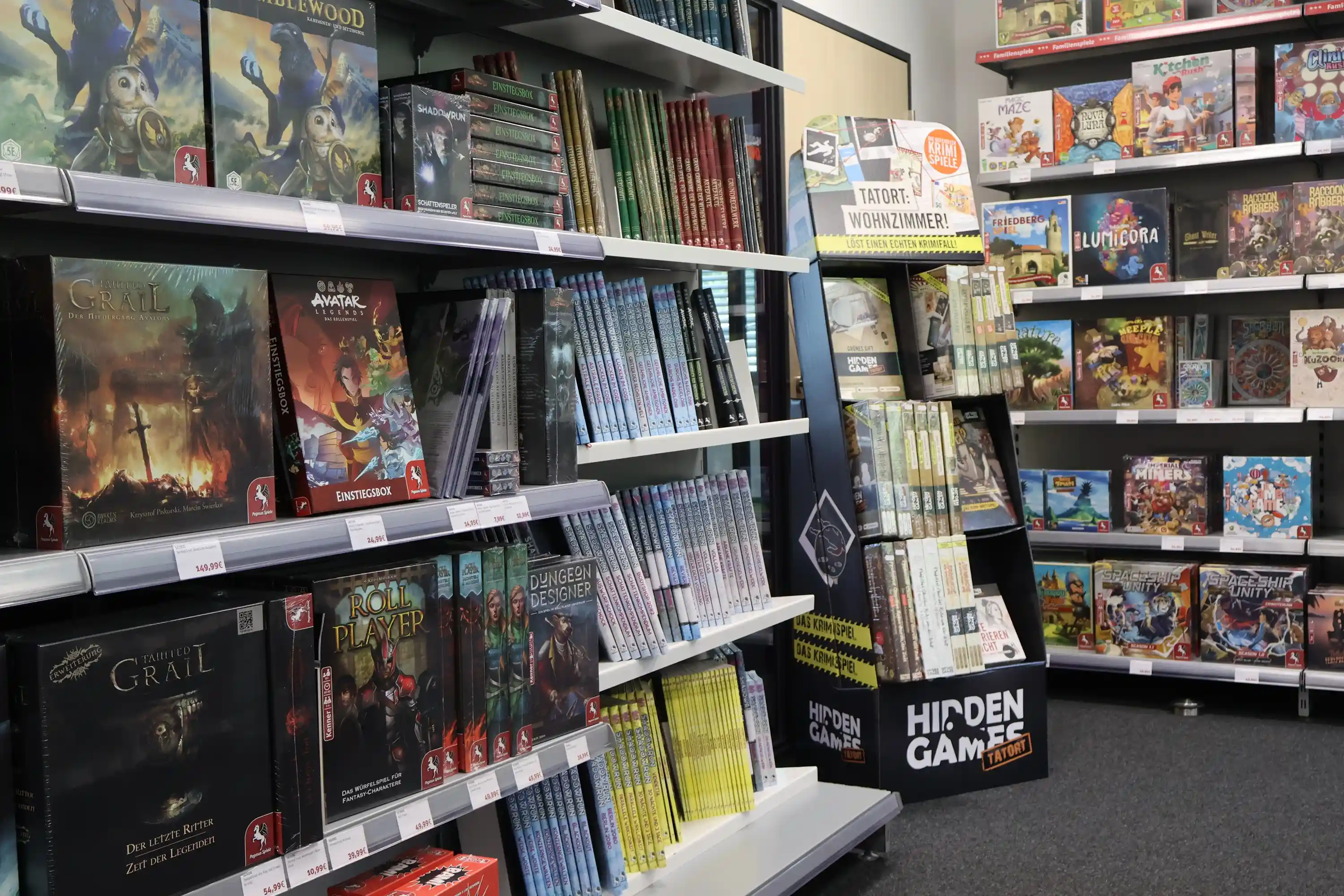 Regal mit Experten- und Rollenspielen im Pegasus Spiele Outlet-Store