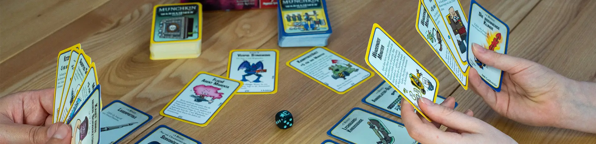 Zwei Personen spielen das Krtenspiel Munchkin Warhammer
