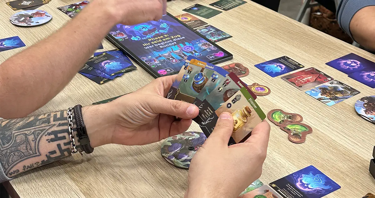 Spielgruppe mit dem Brettspiel Boss Fighters QR