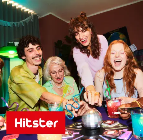 Vier Personen spielen das Partyspiel Hitster Bingo