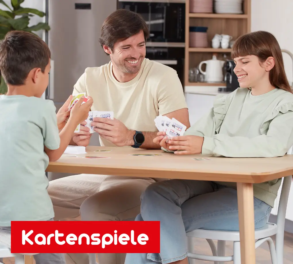 Ein Mann und zwei Kinder spielen das Kartenspiel 1000KM