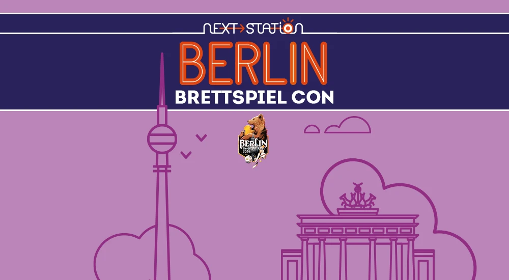Next Station Berlin Brettspiel Con, 10.7. bis 12.7., Halle 2 Stand D2-01; Rosa Hintergrund mit Illustrationen Berliner Wahrzeichen Fernsehturm und Brandenburger Tor mit blauem, orangenem und weißem Streifen; Logo Berlin Brettspiel Con