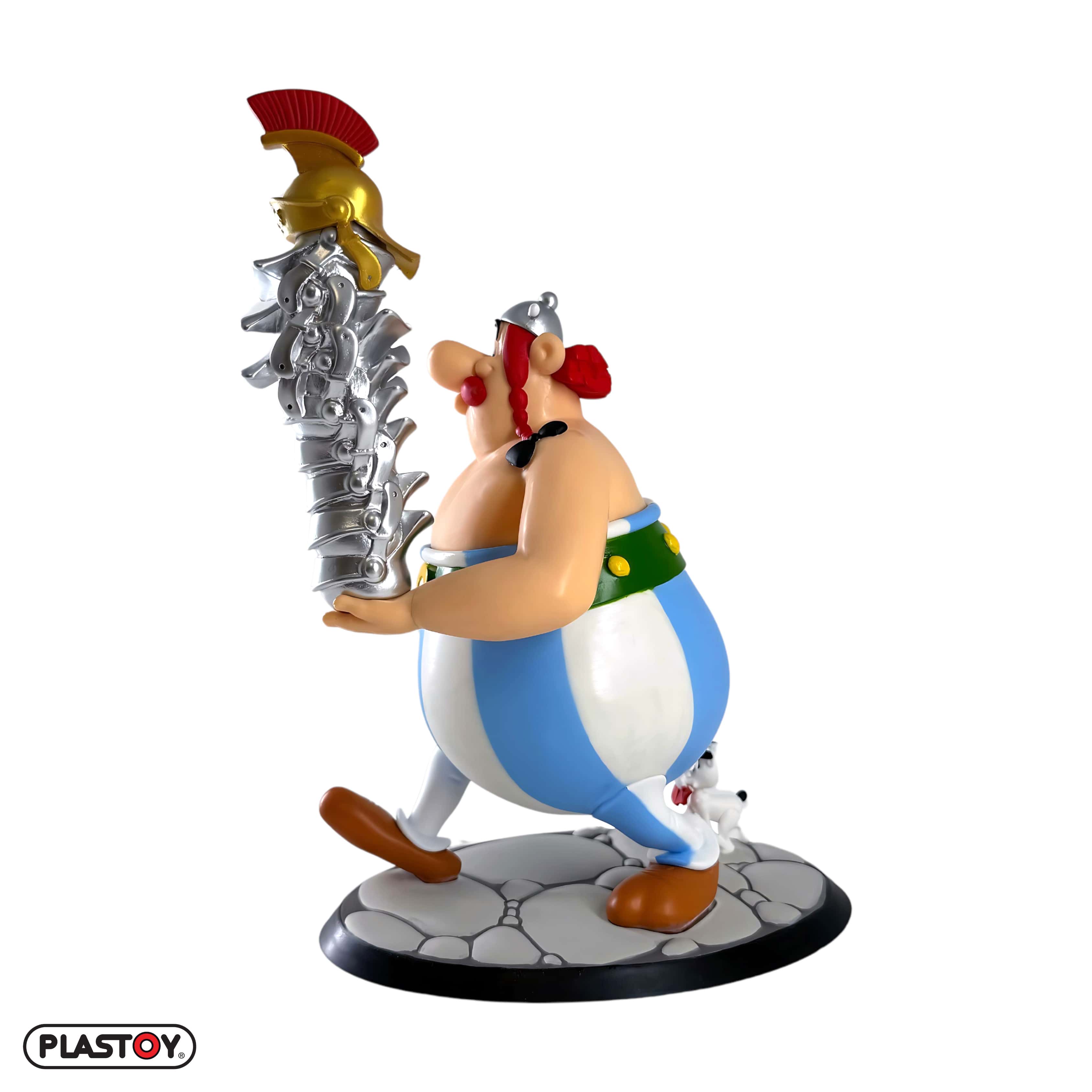 Obelix mit einem Stapel Helme und Idefix