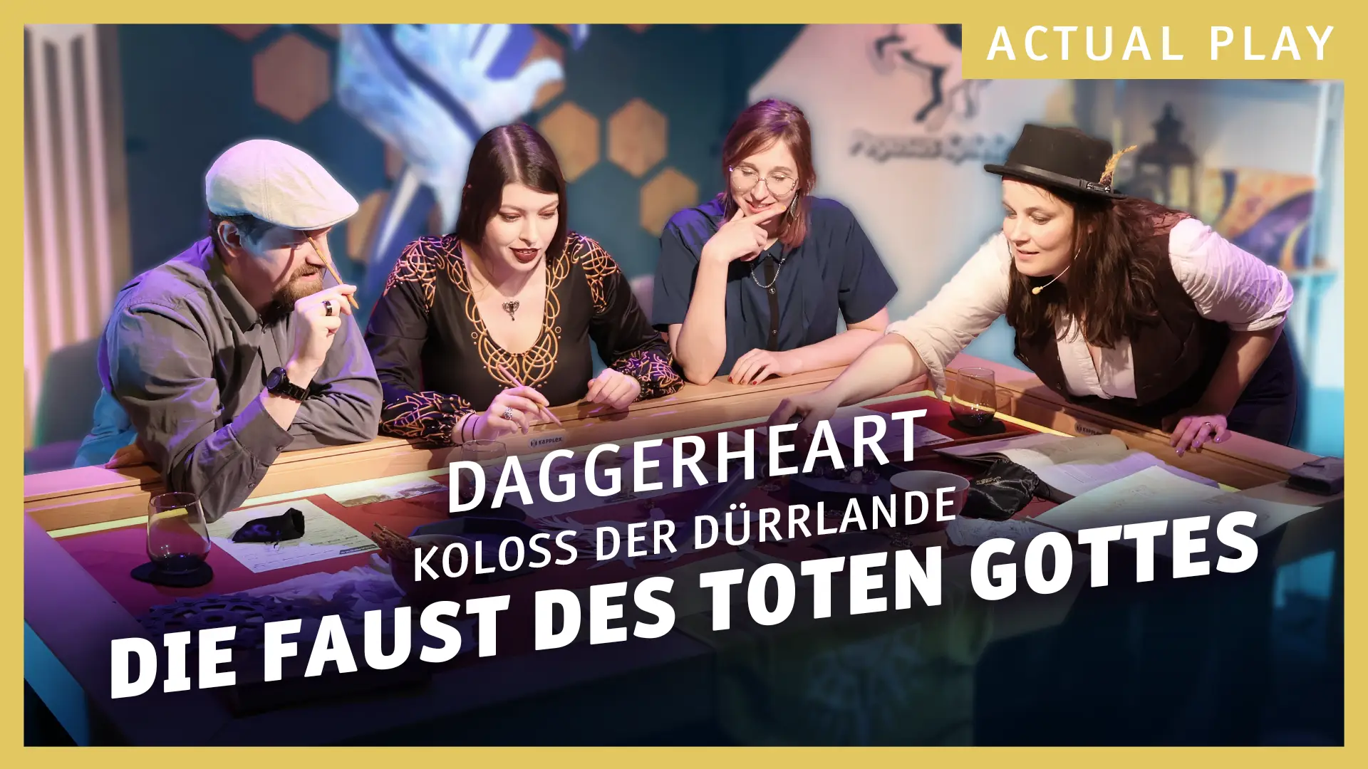 Daggerheart Koloss der Dürrlande Die Faust des toten Gottes Actual Play; Vier Personen sitzen an einem Spieltisch mit Würfeln und Rollenspiel Materialien