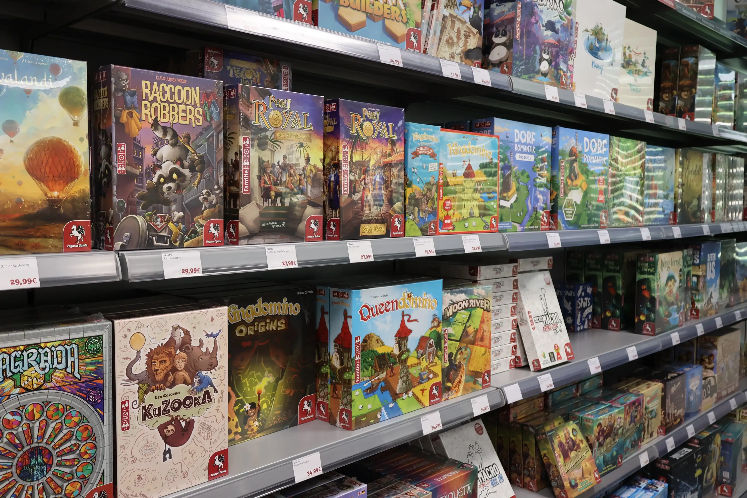 Regal mit Familienspielen im Pegasus Spiele Outlet-Store
