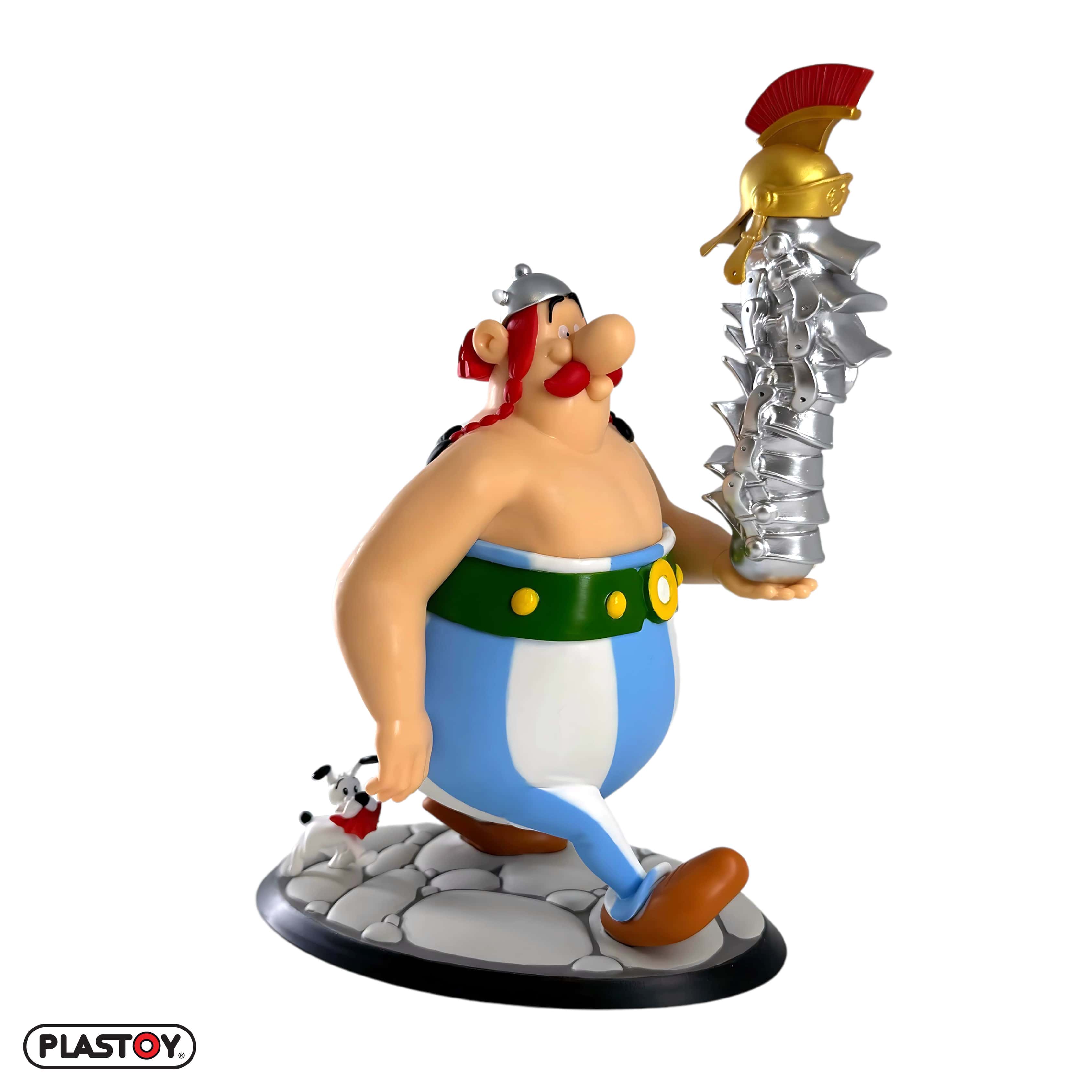 Obelix mit einem Stapel Helme und Idefix